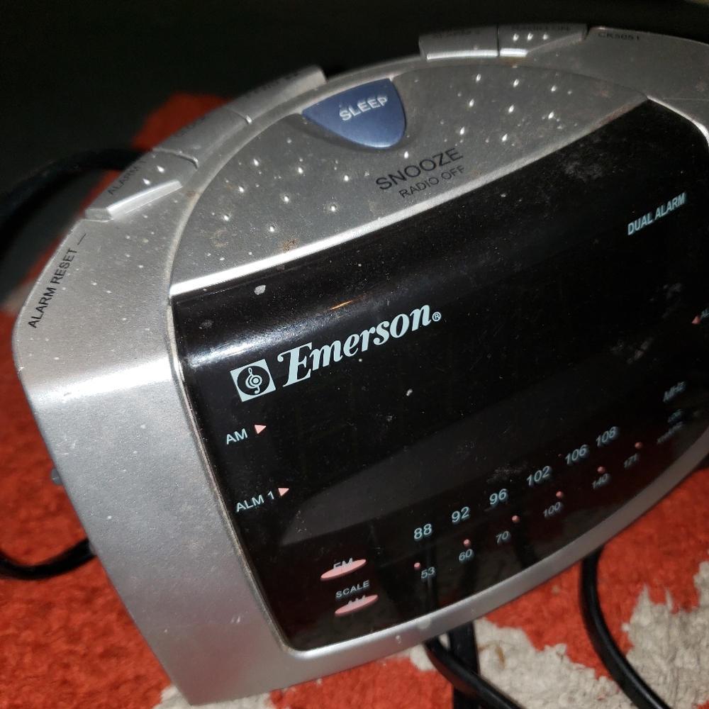 Emerson am/fm clock radio with alarm